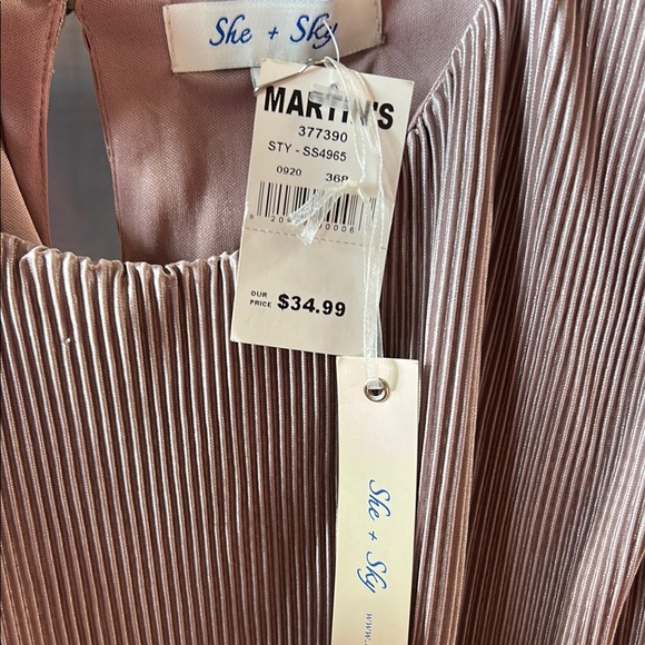 Elegant Pleated Dress - Picture 3 of 3